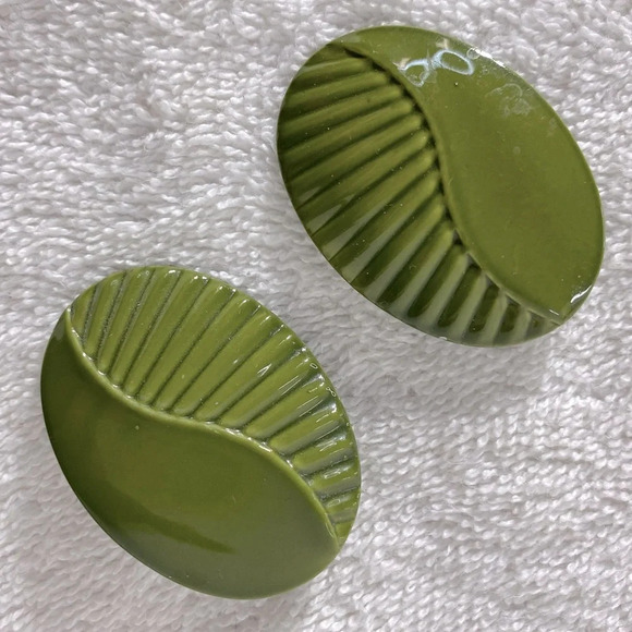 Vintage Avocado Green Painted Textured Metal Oval Clip On  Earrings - Picture 1 of 9
